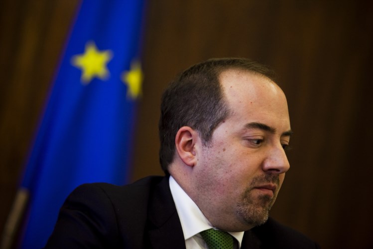 Ministro da economia paga multas de 43 euros ao dia