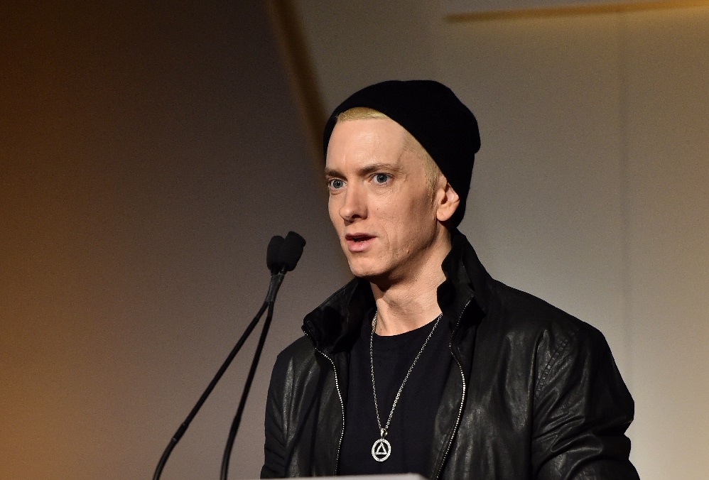 Numa rima polémica Eminem ameaça bater na cantora Lana del Rey - Público.pt